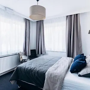 Atomihotel: Contemporary Comfort Steps From The Atomium! Brussel